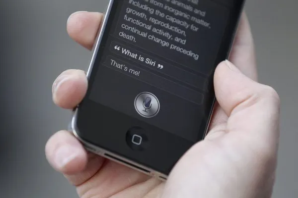 Siri hakkında Apple'a ateş püskürdü