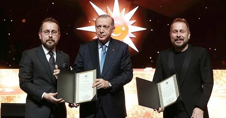 Törene damga vuran an! Başkan Erdoğan, Akkor kardeşleri sahnede barıştırdı
