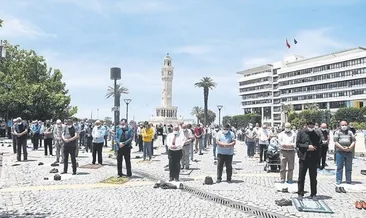 Konak meydanı’nda cuma namazı kılındı