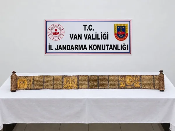 vanda-tarihi-eser-operasyonu-altin-yaldiz-islemeli-tevrat-ele-gecirildi-1790942380850.jpg