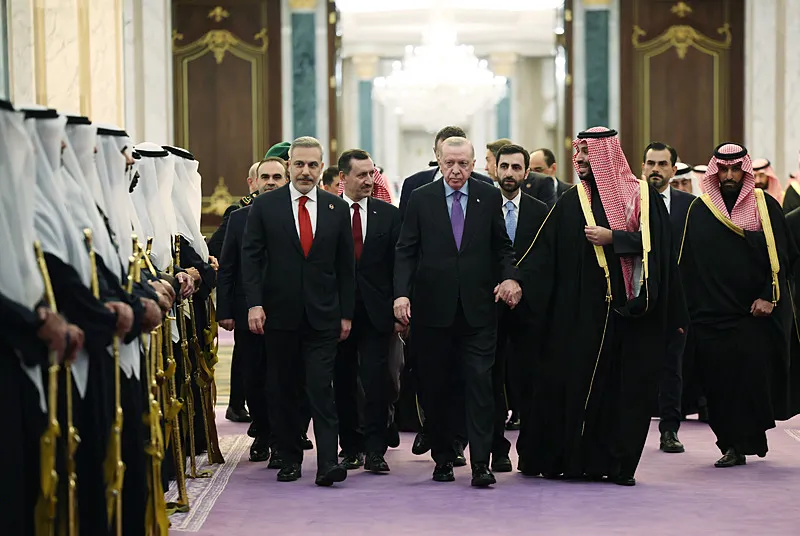 Riyad’daki kritik zirve dünya basınında: Suudi Arabistan bölgesel zorluklar karşısında Türkiye’ye ihtiyaç duyuyor!