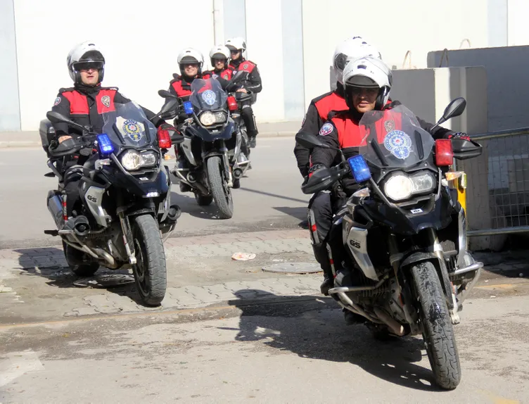 Adana şok operasyon! Ticari araçtan cephanelik çıktı