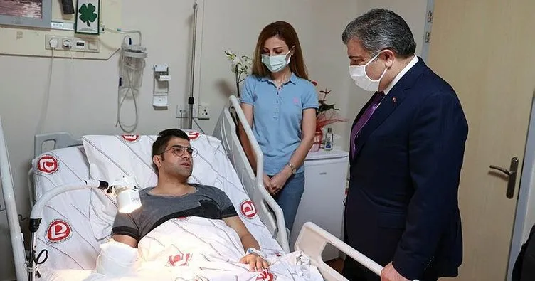 Sağlık Bakanı Koca’dan hastasının bıçaklı saldırısına uğrayan doktor Ertan İskender’e ziyaret