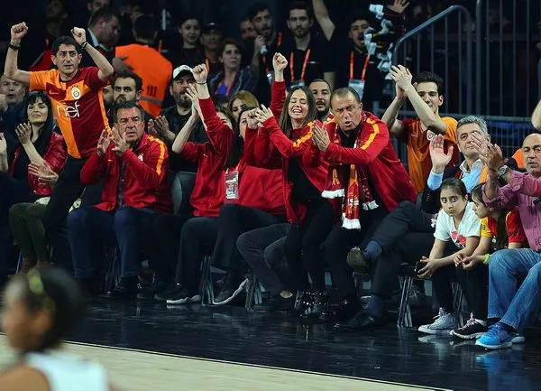 Fatih Terim tezahüratlara ayağa kalkarak karşılık verdi