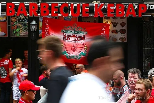 İstanbul karnaval alanına döndü! Chelsea ve Liverpool taraftarı maç saatini bekliyor
