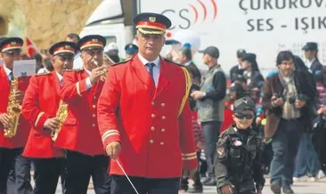 21 yıllık bando şefini çim yolmaya gönderdiler