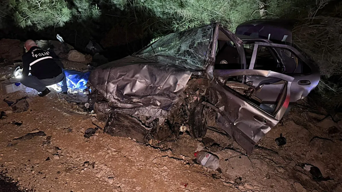 Adana’daki feci kaza bir aileyi dağıttı: 2 ölü, 1 yaralı Adana’daki feci kaza bir aileyi dağıttı: 2 ölü, 1 yaralı