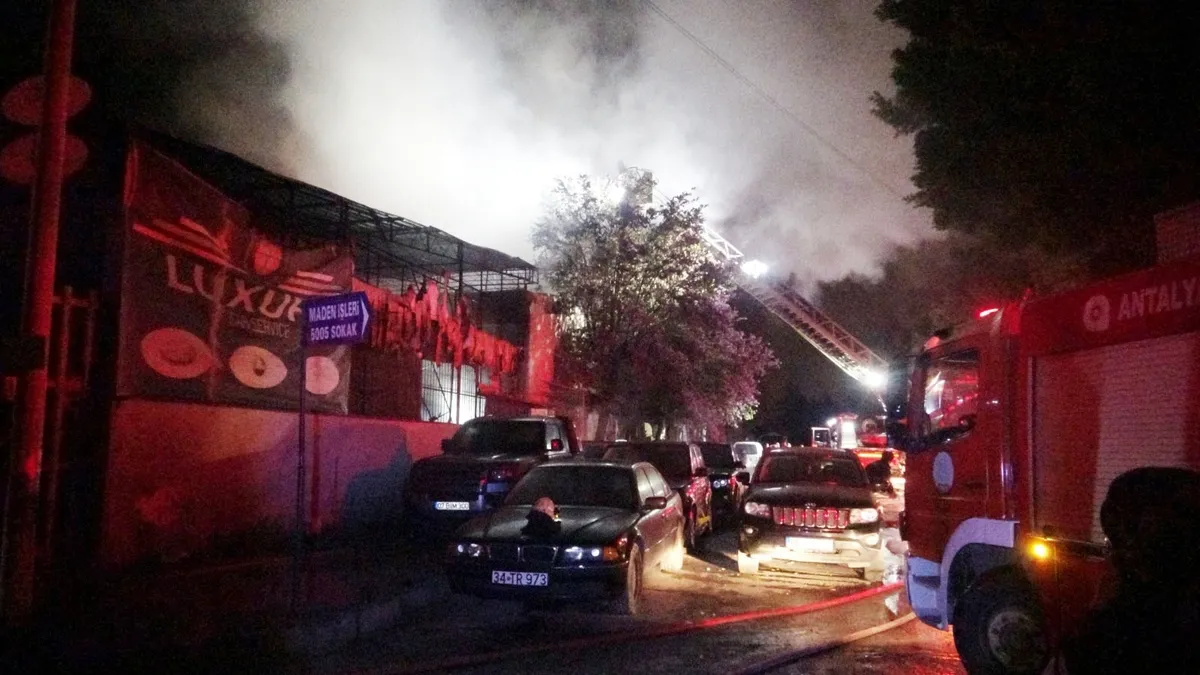 Oto tamir atölyesinde çıkan yangında 5 araç kullanılamaz hale geldi Oto tamir atölyesinde çıkan yangında 5 araç kullanılamaz hale geldi