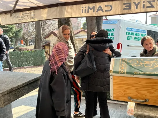 demet-akalin-teyzesinin-cenazesi-icin-izmitte-1741612509271.jpg