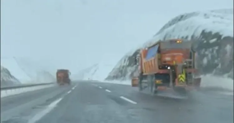 Niğde’de kar yolları kapattı