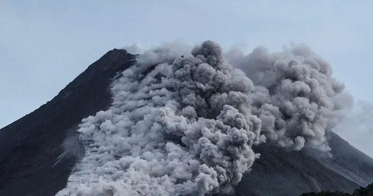 6 saatte 22 kez patladı: Merapi Yanardağı böyle görüntülendi
