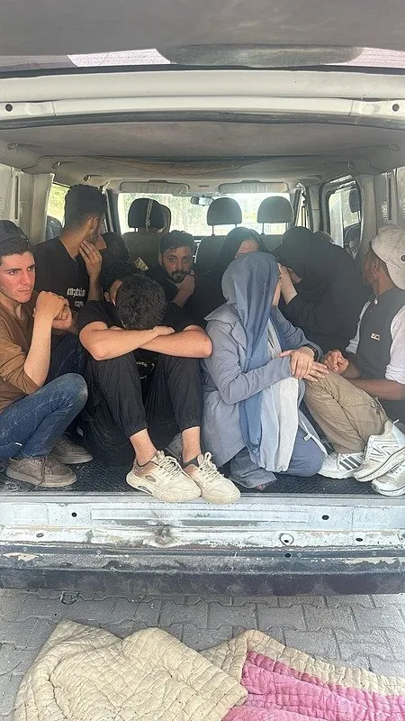 hatayda-24-kacak-gocmen-yakalandi-1-kisi-tutuklandi-1753905998247.jpeg