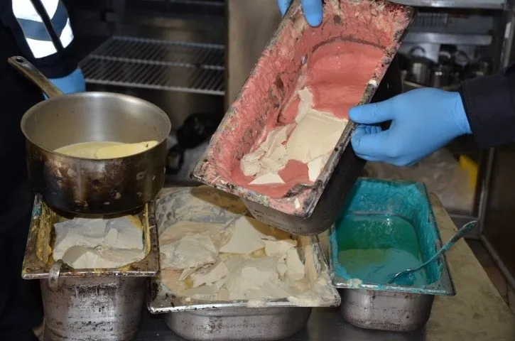 Ruhsatsız üretim yapılan pastaneden mide bulandıran görüntüler