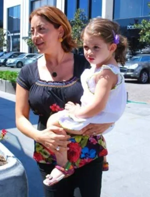 Aşkın Nur Yengi’den 19 yaşındaki kızı Nazlı’ya sahnede sürpriz kutlama! Ömrüm senin olsun!