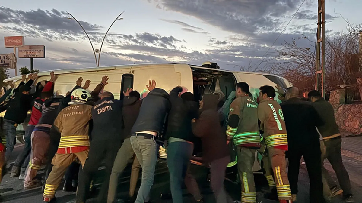 Hatay’da TIR’la çarpışan minibüs devrildi: 18 yaralı! Hatay’da TIR’la çarpışan minibüs devrildi: 18 yaralı!