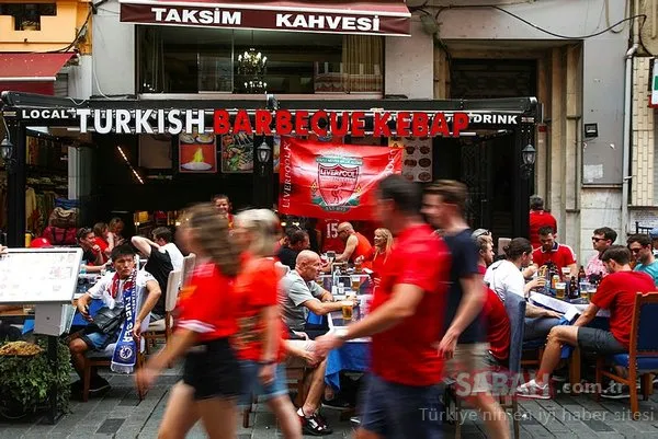 İstanbul karnaval alanına döndü! Chelsea ve Liverpool taraftarı maç saatini bekliyor