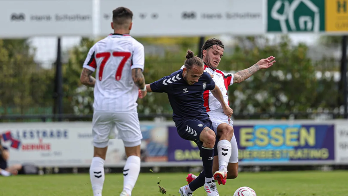 Samsunspor futbol takımı oyuncuları sahada mücadele ederken