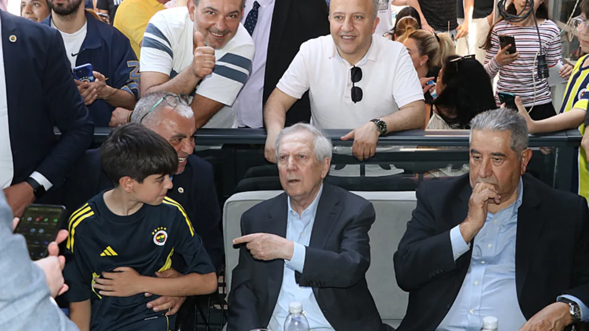 Aziz Yıldırım, Yalova’da taraftarlarla buluştu! Aziz Yıldırım, Yalova’da taraftarlarla buluştu!