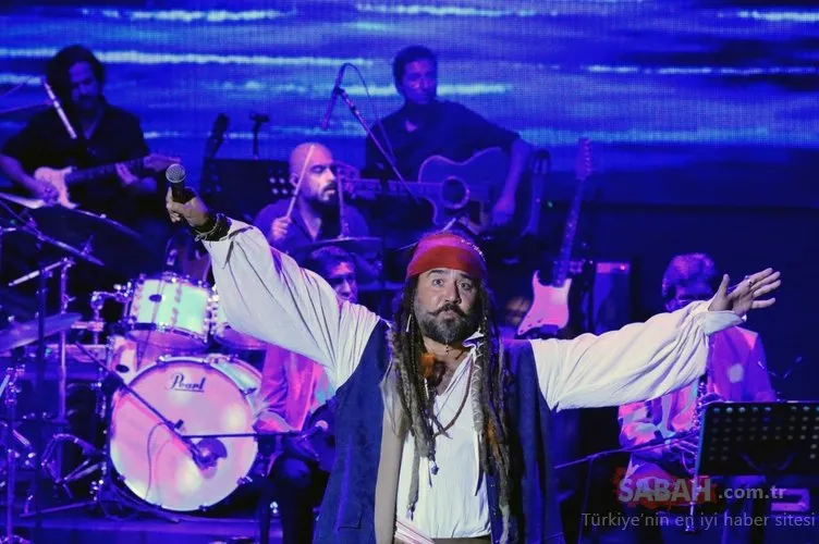Ata Demirer Harbiye Açıkhava’da sahne aldı ’Jack Sparrow’ oldu