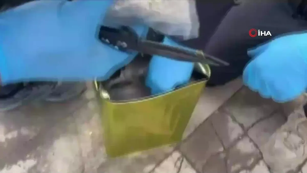 Hatay’da zeytinyağı tenekeleri içinden 100 bin uyuşturucu hap çıktı | Video videosunu izle Hatay’da zeytinyağı tenekeleri içinden 100 bin uyuşturucu hap çıktı | Video videosunu izle