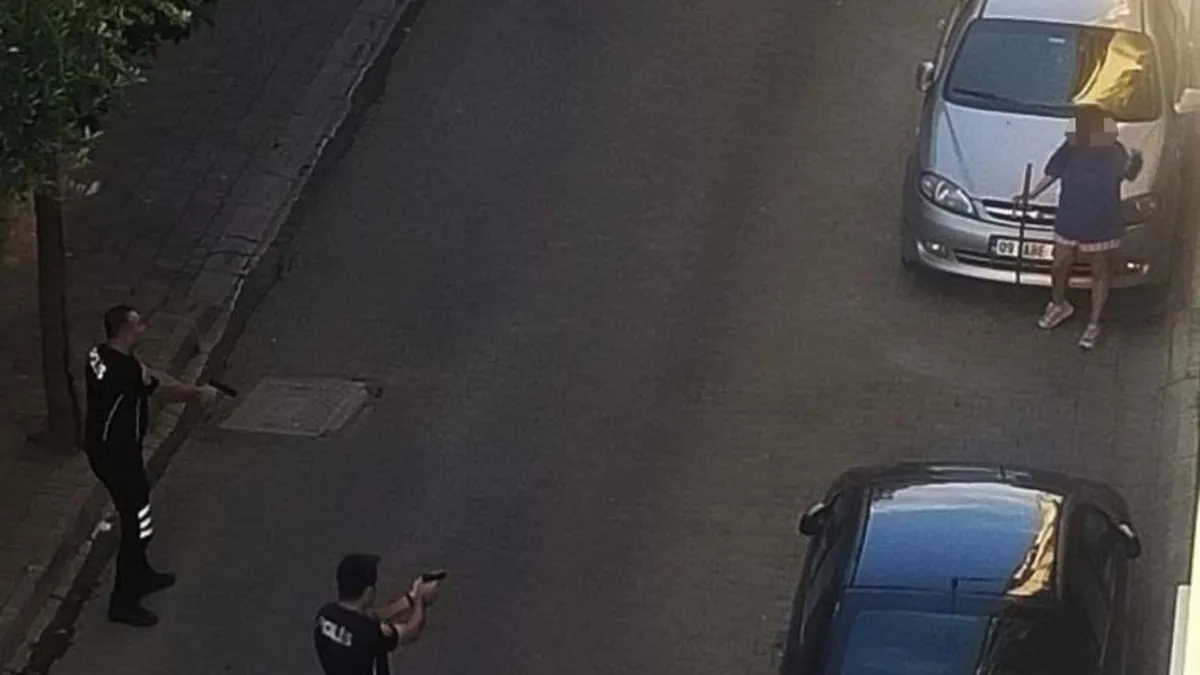 Aydın’da samuray kılıçlı genç kız dehşet saçtı Aydın’da samuray kılıçlı genç kız dehşet saçtı