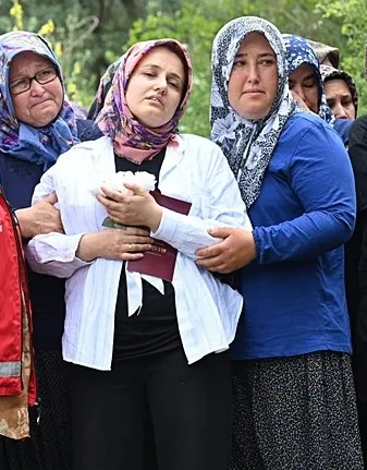 bugun-dugunu-olacakti-esini-son-yolculuguna-evlilik-cuzdaniyla-ugurladi-1782388359134.jpg