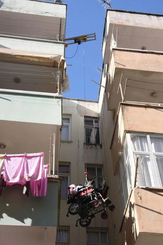 Engelli vatandaş 5'inci kattaki evine vinçle inip çıkıyor