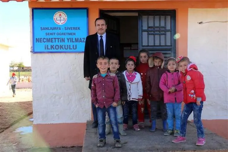 Necmettin öğretmen için tahtaya bu yazıyı yazdılar