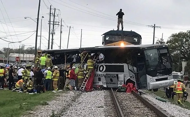 ABD’de yük treni yolcu otobüsüne çarptı: 3 ölü
