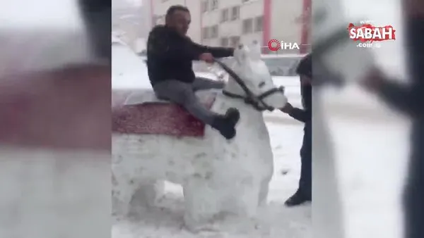 Hakkari'de kardan eşek yapıp böyle bindiler | Video