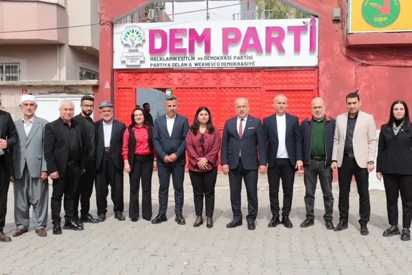 sirnakta-ilk-defa-ak-parti-ile-dem-parti-bir-araya-gelip-bayramlasti-1743523836726.jpg