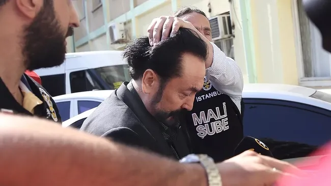 ‘Aşkım beyaz sana çok yakışmış!’ demesi üzerine… Adnan Oktar'dan tuhaf hareket