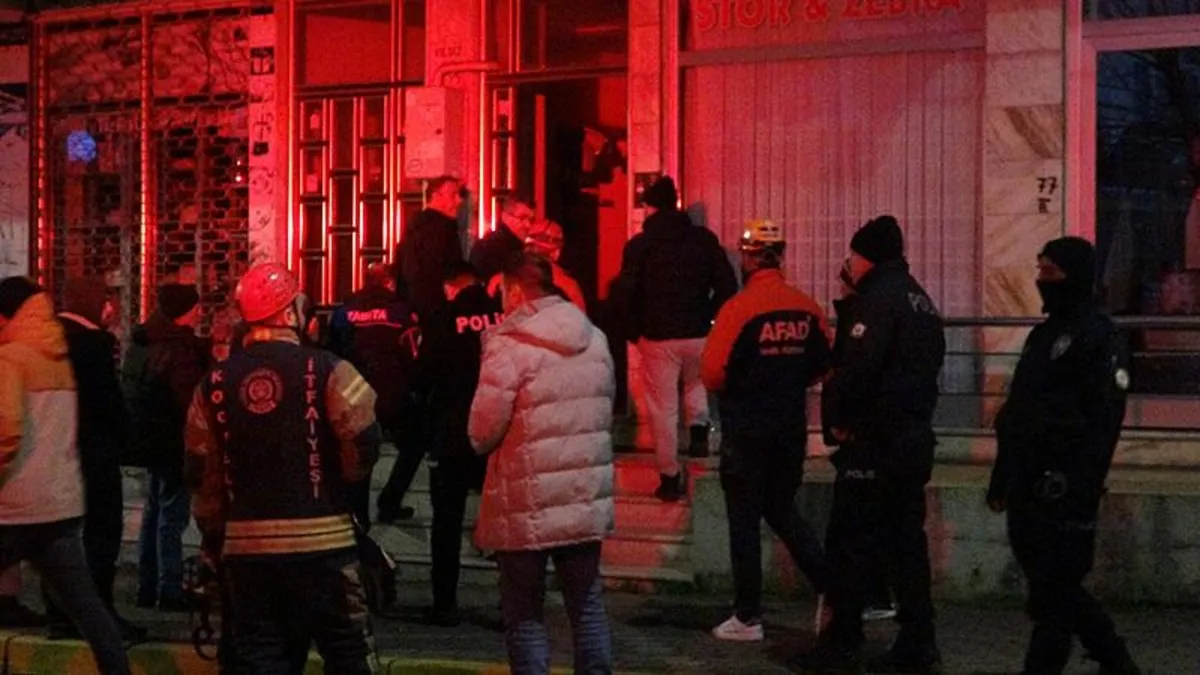 Dökülen fayanslar panik yarattı! 5 katlı bina tahliye edildi Dökülen fayanslar panik yarattı! 5 katlı bina tahliye edildi