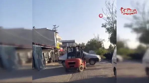 Otomobilin yolu kapatmasına kızdı, forkliftle kaldırıp kenara bıraktı | Video