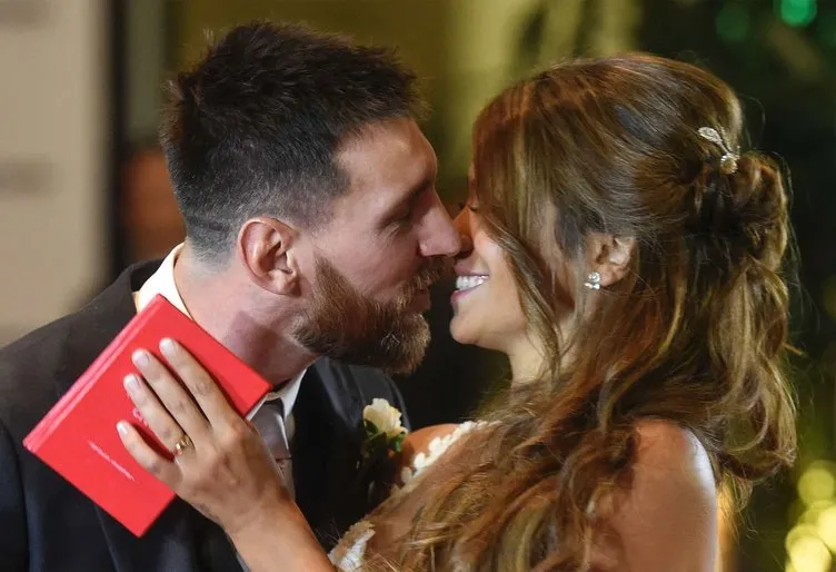 Çocukluk aşkıyla evlenen Messi’ye Barcelona’dan şahane hediye!