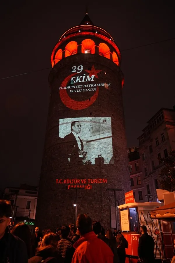 cumhuriyetin-103-yillik-isigi-galata-kulesini-aydinlatti-1793296744760.jpeg