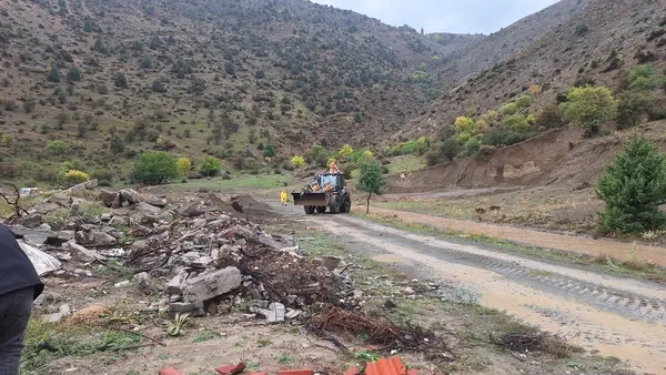 erzincanda-saganak-sonrasi-sulama-kanallari-tasti-sansa-deresinde-yol-cift-yonlu-ulasima-kapatildi-1792068310541.jpg