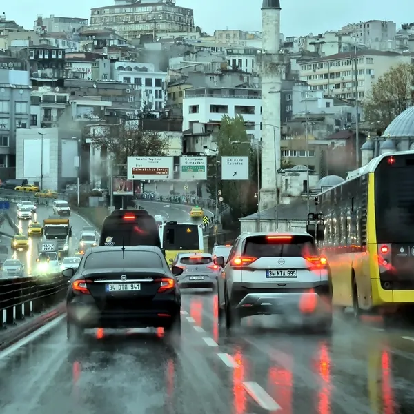 istanbulda-sagnak-yagis-trafigi-de-yogunlastirdi-1764592630879.jpg