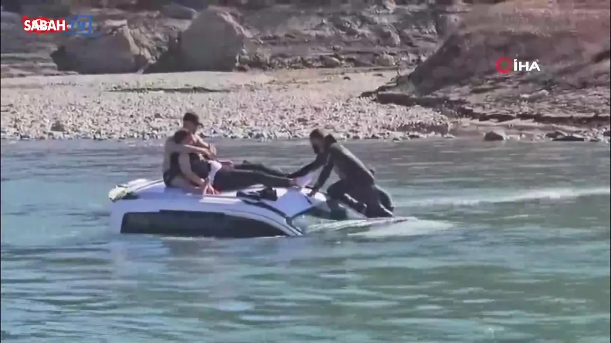 Baraja uçan araçta kurtarılmayı bekledi: Can pazarı kamerada Baraja uçan araçta kurtarılmayı bekledi: Can pazarı kamerada