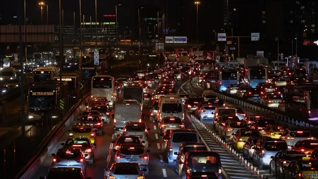 istanbulda-trafik-adim-adim-yogunluk-yuzde-76ya-kadar-cikti-1790784872183.jpg