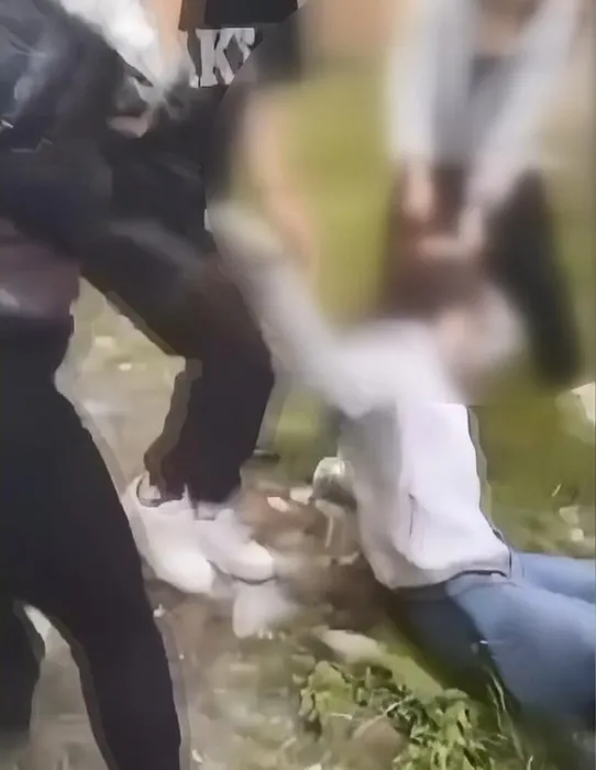 Saçını koparıp kameraya gösterdi! Kız çocuklarının akran zorbalığı kamerada!