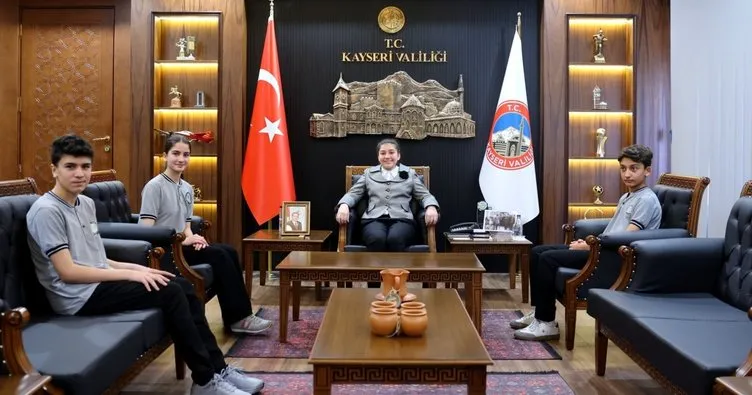 Vali Çiçek’in koltuğunu küçük Zeynep devraldı