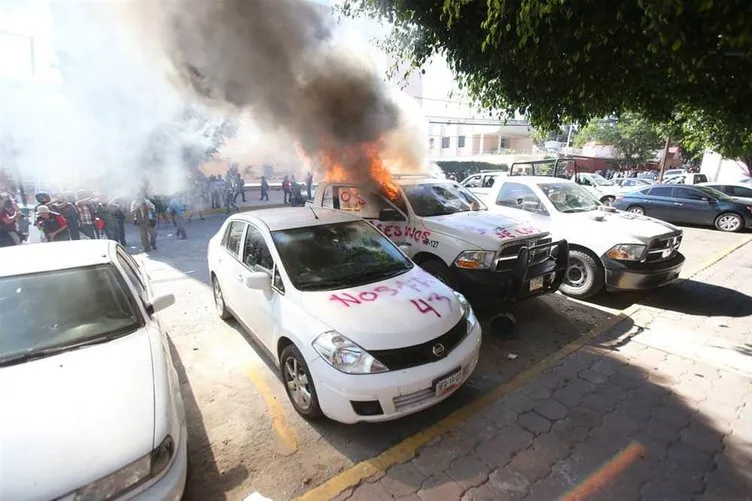 Polis araçlarını yaktılar