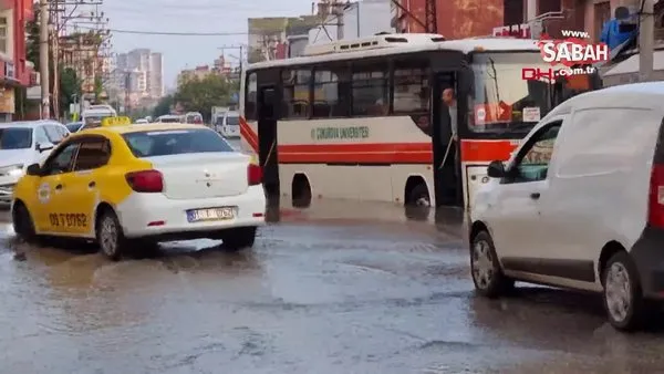 Adana'da su borusu patlayınca asfalt çöktü! Halk otobüsü ve motosiklet su dolu çukura düştü | Video