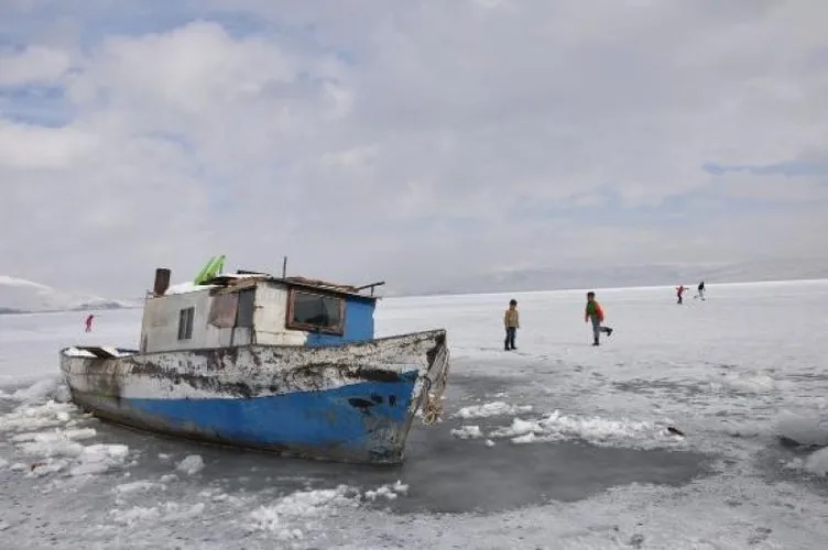 Bitlis’teki Nazik Gölü dondu, tekneler buz tuttu