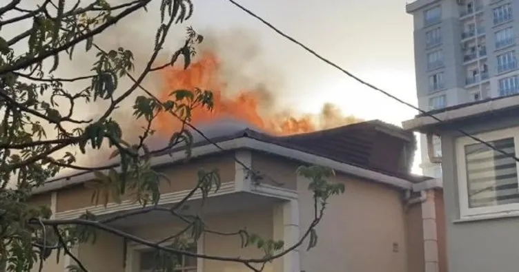 Ataşehir’de korku dolu anlar! 3 katlı binanın katı çatında yangın çıktı