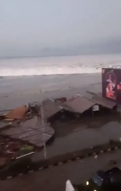 Endonezya’yı hem deprem, hem tsunami vurdu!