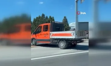 Panelvan yol tabelasına çarptı: 1 ölü, 2 yaralı #kocaeli