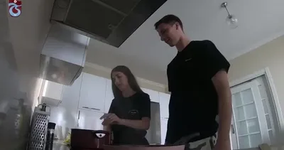 Trabzonsporlu Gaston Campi mutfaktaki hünerlerini sergiledi