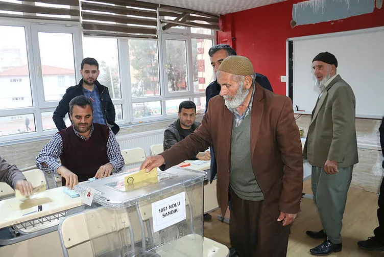 Türkiye sandık başında! 57 milyon seçmen tercihini yapıyor